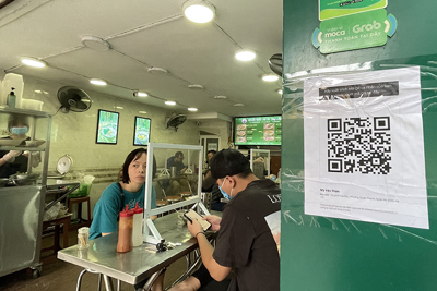 Quận Ba Đình: Cơ sở kinh doanh ăn uống tuân thủ quy định phòng dịch khi phục vụ tại chỗ