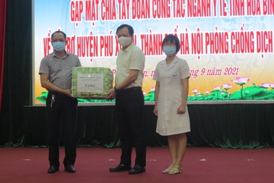 Huyện Phú Xuyên chia tay 200 y bác sĩ tỉnh Hòa Bình hỗ trợ xét nghiệm Covid-19