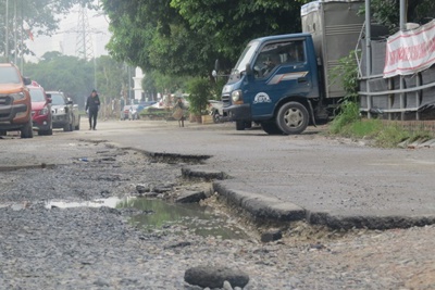 Nhà thầu “tắc trách” chậm hoàn trả mặt đường giao thông phường Phúc La