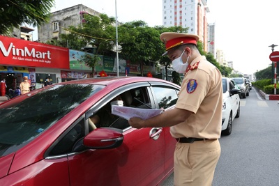 Cấp giấy đi đường ra, vào “vùng đỏ”: Tháo gỡ bất cập, tạo điều kiện thuận lợi cho người dân