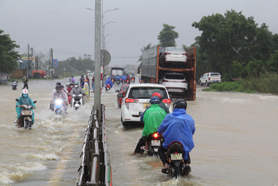 Quốc lộ 1A đoạn qua Quảng Nam bị ngập sâu, lưu thông khó khăn