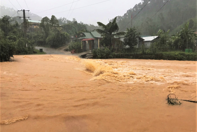Quảng Nam: Mưa lớn gây chia cắt nhiều nơi, 4 hồ thủy điện xả lũ