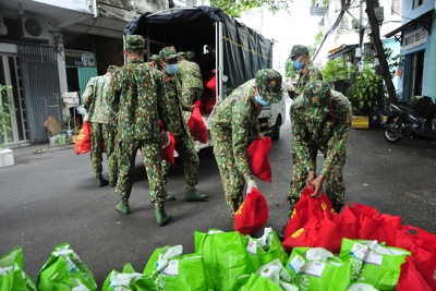 [Ảnh] Bộ đội đến từng nhà dân, hỗ trợ người khó khăn tại TP Hồ Chí Minh