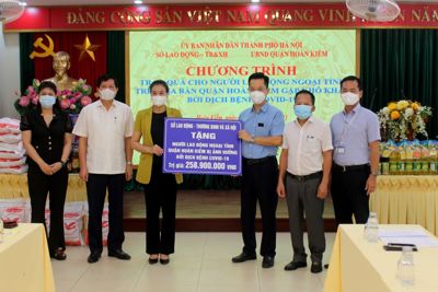 Sở LĐTB&XH Hà Nội tặng 873 suất quà cho lao động ngoại tỉnh bị ảnh hưởng Covid-19 trên địa bàn quận Hoàn Kiếm, huyện Chương Mỹ