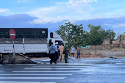 Quảng Nam: Xe tải tông vào dải phân cách, 3 người thương vong