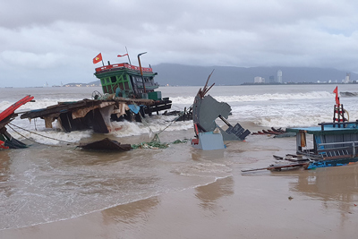 Đà Nẵng: Sóng đánh nát 2 tàu cá của ngư dân