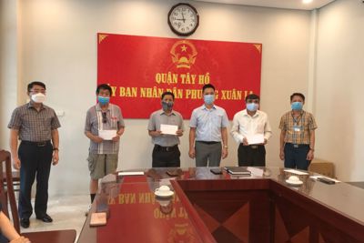 Quận Tây Hồ chi trả hỗ trợ cho 2.696 đối tượng thụ hưởng chính sách đặc thù của Thành phố Hà Nội