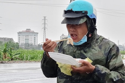 Bữa ăn vội của thanh niên người Mông vượt hơn 1.900km để về quê