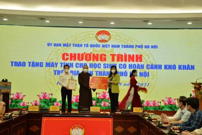 MTTQ TP Hà Nội tiếp nhận và trao tặng 43 bộ máy tính cho học sinh có hoàn cảnh khó khăn