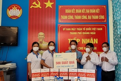 Tặng 1.000 hộp thực phẩm cứu trợ khẩn cấp cho người dân Quảng Ngãi và Quảng Nam
