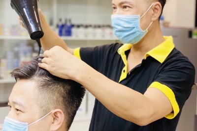 Nhiều tiệm cắt tóc phải từ chối khách hàng vì... thiếu thợ