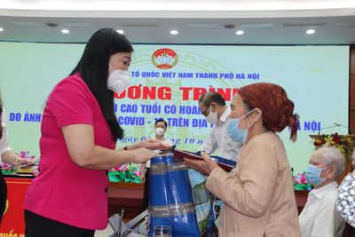 Hà Nội trao quà cho 600 người cao tuổi khó khăn trên địa bàn thành phố