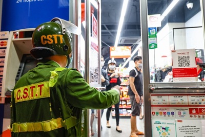 Quận Hoàn Kiếm: Kiểm tra, nhắc nhở hàng quán thực hiện nghiêm phòng chống dịch, đóng cửa trước 21 giờ