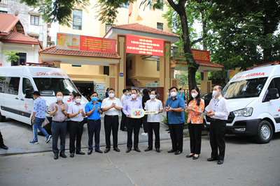 MTTQ TP Hà Nội chuyển giao 3 xe cứu thương cho quận Hoàng Mai phục vụ công tác phòng chống dịch