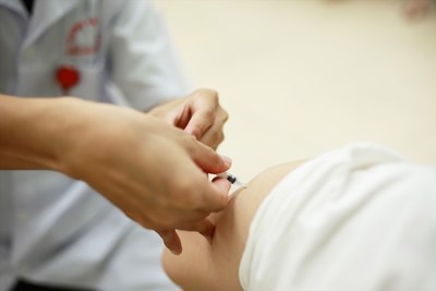 Phụ nữ cho con bú có tiêm được vaccine Covid-19?