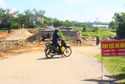 Quảng Nam: Người dân đi đường vòng 5km vì cầu thi công dang dở