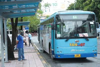 Hà Nội: Xe buýt thưa khách trong ngày đầu hoạt động trở lại