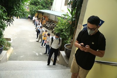Hà Nội: Người dân xếp hàng dài chờ đăng ký xe