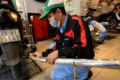 [Ảnh] Hà Nội: Người dân mang xe máy đi đo kiểm khí thải miễn phí