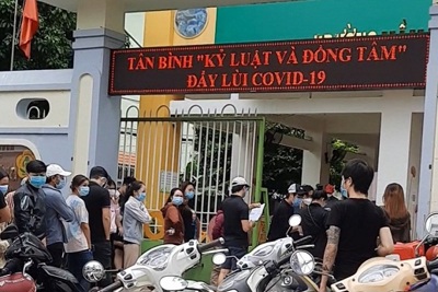 TP Hồ Chí Minh: Người dân xếp hàng dài chờ tiêm vaccine để sớm được trở lại làm việc