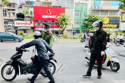 Chùm ảnh: Quận Thanh Xuân tăng cường kiểm tra, xử lý các trường hợp vi phạm Chỉ thị 17