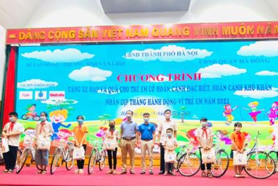 Hà Nội trao tặng 50 xe đạp và 185 phần quà cho trẻ em có hoàn cảnh đặc biệt, hoàn cảnh khó khăn