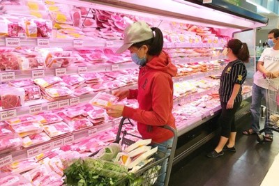 Vì sao giá thịt lợn đến tay người tiêu dùng vẫn ở mức cao?
