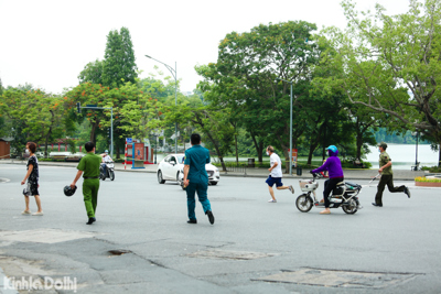 [Ảnh] Xử phạt 2 triệu đồng đối với trường hợp tập thể dục gặp lực lượng chức năng bỏ chạy tại quận Hoàn Kiếm