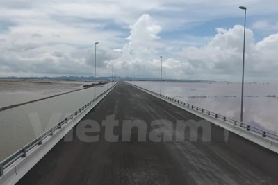 Xử lý hành vi trải chiếu ăn nhậu trên cầu vượt biển dài nhất Việt Nam