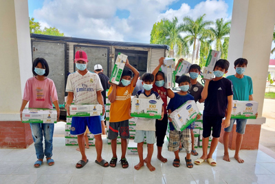 Vinamilk và Quỹ sữa Vươn cao Việt Nam mang niềm vui bình dị đến trẻ thơ trong ngày hè giãn cách
