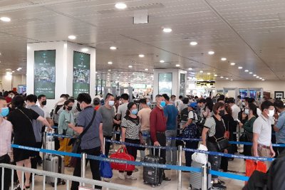 Cận cảnh Sân bay Nội Bài trong cao điểm ngày đầu nghỉ lễ