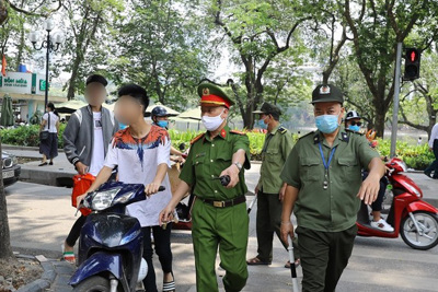 Quận Hoàn Kiếm xử phạt 152 người không đeo khẩu trang với số tiền 302 triệu đồng