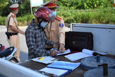 CSGT Hà Nội lập chốt, xử lý nghiêm mô tô đi vào Đại lộ Thăng Long