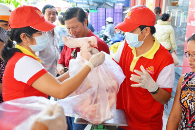 TP Hồ Chí Minh: Người dân đổ xô mua thịt lợn 25.500 đồng/kg