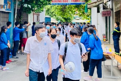 Quận Thanh Xuân: Thanh niên tình nguyện tặng dụng cụ học tập, hỗ trợ tối đa cho thí sinh