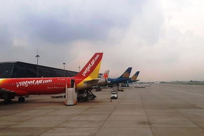Dịch Covid-19 diễn biến phức tạp, sân bay Nội Bài dừng nhập cảnh hành khách