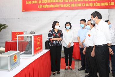 Phó Bí thư Thường trực Thành ủy Nguyễn Thị Tuyến: Khoanh vùng tại chỗ, xử lý kịp thời, không để điểm bỏ phiếu nào thành điểm lây nhiễm dịch