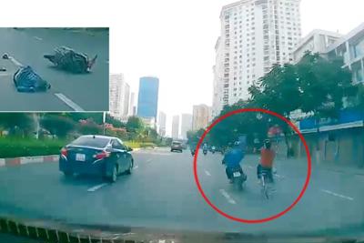 [Clip] Đâm vào người đi xe đạp, nam thanh niên đi xe máy ngã xuống đường, bất tỉnh