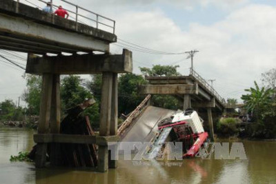 Sập cầu đang thi công tại Tuyên Quang, ba người mất tích