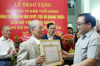 Bí thư Hoàng Trung Hải trao Huy hiệu Đảng tại quận Đống Đa