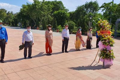 Đoàn đại biểu TP Hà Nội thăm viếng nghĩa trang liệt sĩ ở Quảng Trị, Hà Giang, Điện Biên