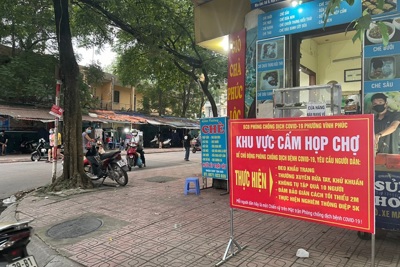 Chùm ảnh: Quận Ba Đình giải tỏa chợ tạm, chợ cóc để phòng chống dịch Covid-19