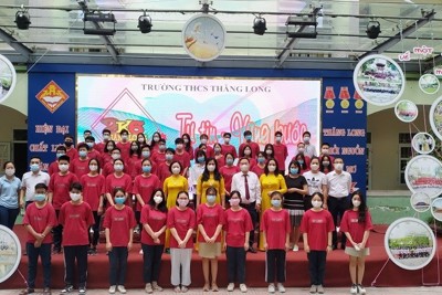 Rưng rưng buổi lễ trao phiếu báo điểm tại trường THCS Thăng Long