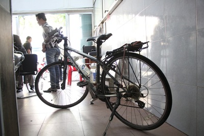 Bắt kẻ trộm xe đạp của cô gái ngoại quốc đi xuyên Việt