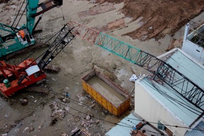 Cần cẩu bất ngờ đổ sập, 2 người tử vong tại công trường cầu Ba Vì - Việt Trì