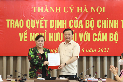 Hà Nội: Trao quyết định nghỉ hưu cho đồng chí Nguyễn Thị Bích Ngọc
