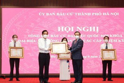 Hà Nội: Khen thưởng hàng trăm tập thể, cá nhân có thành tích trong thực hiện công tác bầu cử