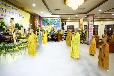 Giáo hội Phật giáo Việt Nam kêu gọi tăng ni, phật tử “cấm túc”, kết nối trực tuyến