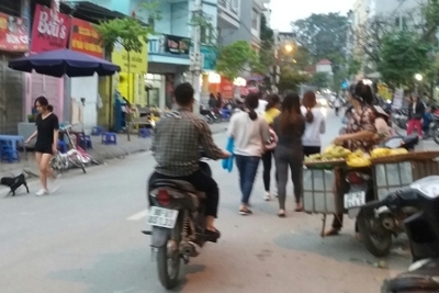 "Nóng" tình trạng vi phạm trật tự vỉa hè, lòng đường ở phường Xuân La
