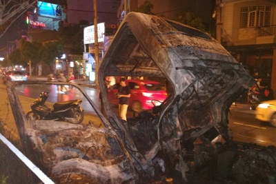 TP Hồ Chí Minh: Xe tải bất ngờ bốc cháy dữ dội trên đường Cộng Hòa
